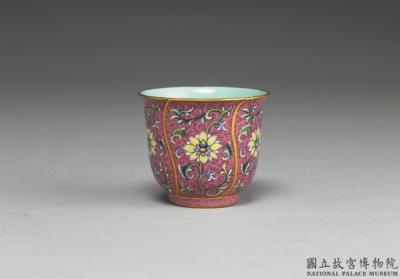 图片[2]-Hollyhock-shaped cup and tray set in yang-ts’ai enamels with incised red ground pattern of flower brocade and Indian lotus décor 1742 (Ch’ien-lung reign)-China Archive